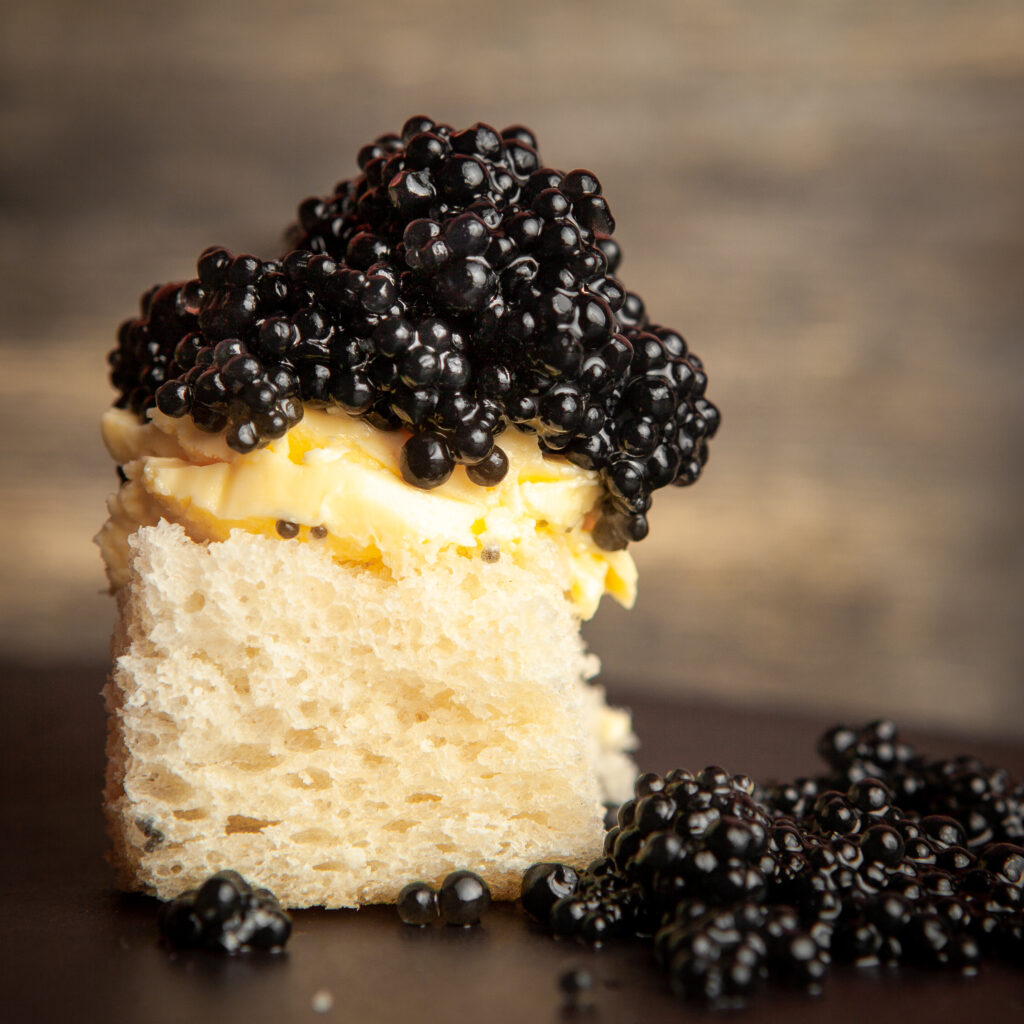 Caviar sur du pain et du beurre doux